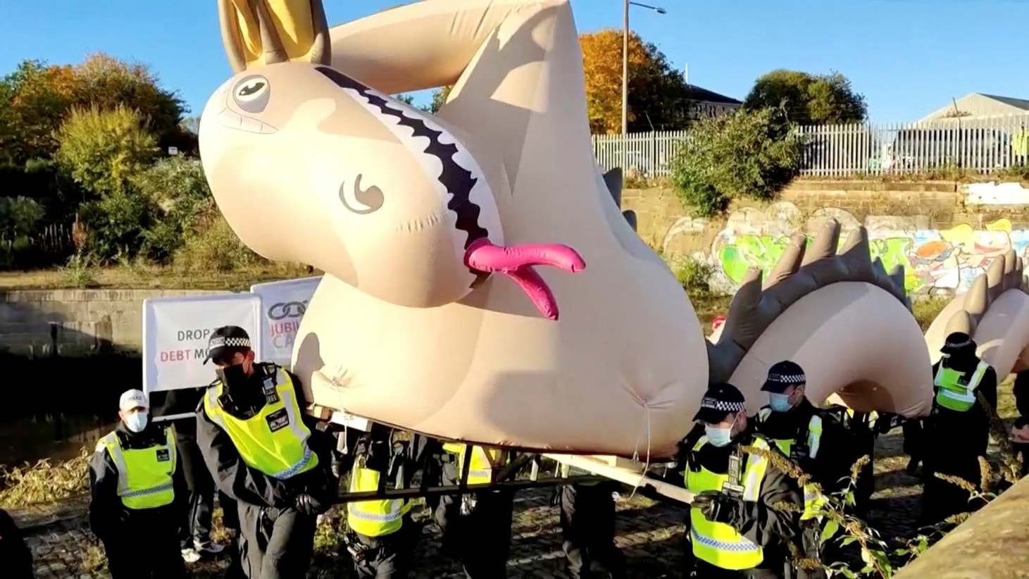  Nessie, o &quot;monstro&quot; do Lago, tamb&eacute;m marcou presen&ccedil;a nos protestos |  Heidi Chow/Jubilee Debt Campaign - REUTERS 