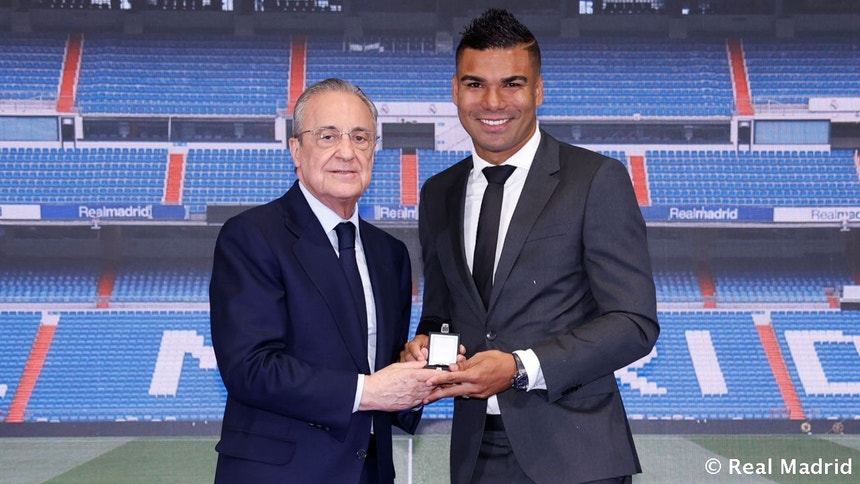 Florentino Perez e Casemiro na hora da despedida
