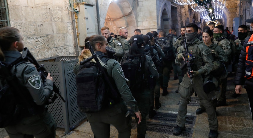 VÍDEO : Polícia israelita filmado a agredir durante rusga em Jerusalém