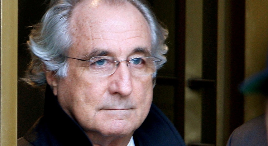 Bernie Madoff em janeiro 2009, à saída do tribunal federal de Manhattan, Nova Iorque
