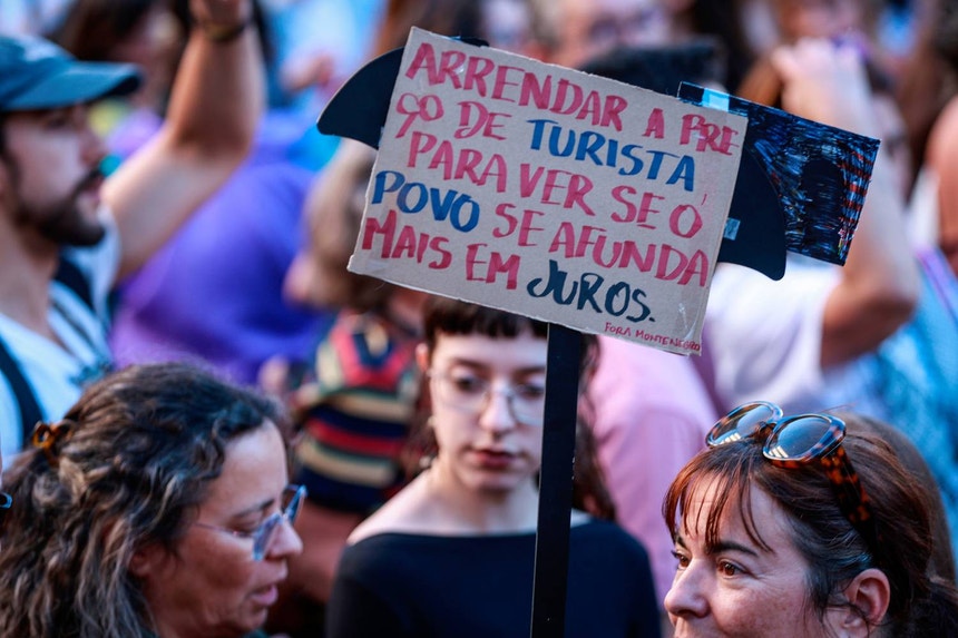 Manifestantes acampam no Porto contra preços da habitação