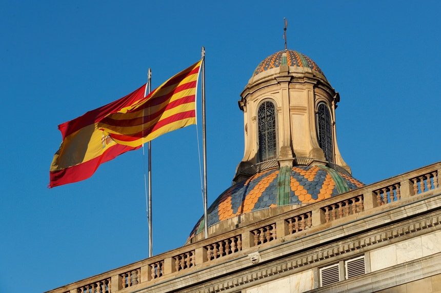 A Generalitat mantém as bandeiras da Catalunha e Espanha hasteadas

