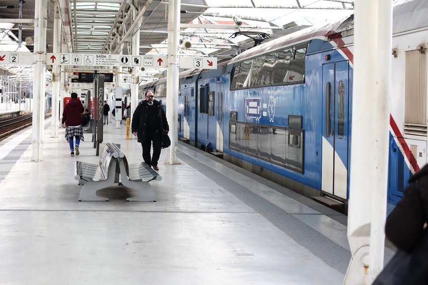 Imagem de Caos na Fertagus. Carruagens sobrelotadas e atrasos constantes