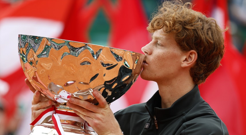 Jannik Sinner regressa ao topo do mundo do ténis