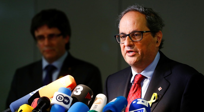 O novo chefe do executivo de Barcelona, Quim Torra, fotografado em meados de maio, na Alemanha, ao lado de Carles Puigdemont
