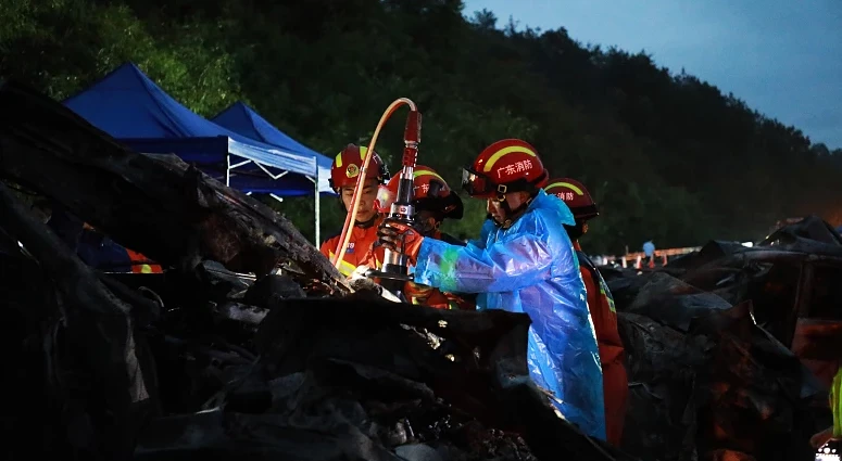 Trinta e seis mortos em desabamento de autoestrada no sul da China