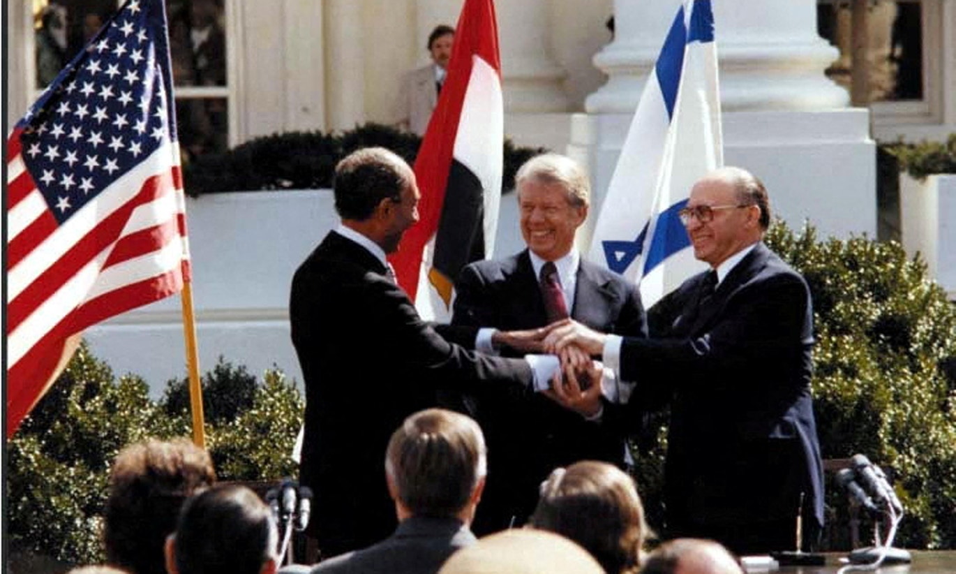  Jimmy Carter com o presidente eg&iacute;pcio, Anwar Sadat e o primeiro-ministro israelita, Menachem Begin, 1979 | Reuters 