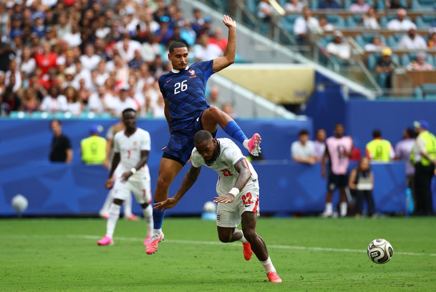 Imagem de Central francês Maxence Lacroix assina por seis épocas com o Chelsea