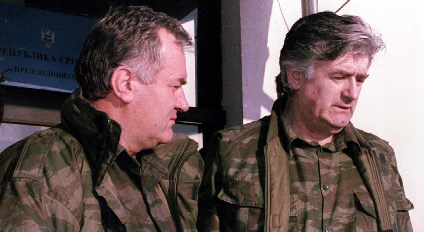 Ratko Mladic ao lado de Radovan Karadzic em novembro de 1994. Foto: Reuters 
