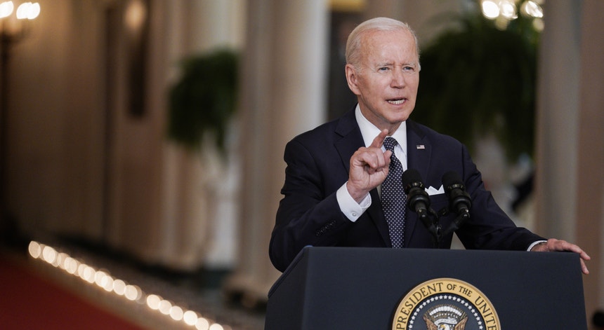 Biden quer rever as leis sobre venda de armas a particulares

