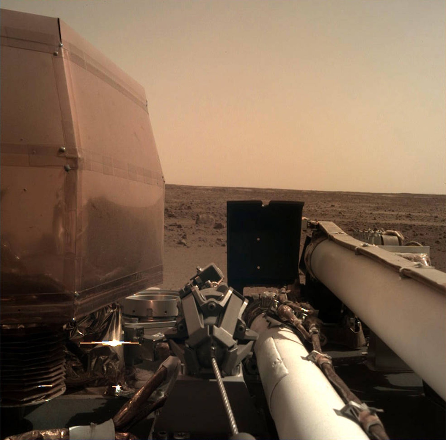  Esta imagem foi transmitida da InSight para a Terra atrav&eacute;s da sonda Odyssey, atualmente em &oacute;rbita de Marte. /JPL-Caltech - NASA 