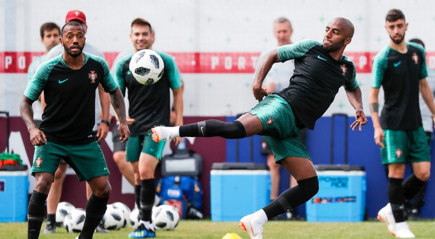 Os jogadores portugueses ensaiaram um estranho bailado para tentar iludir os iranianos
