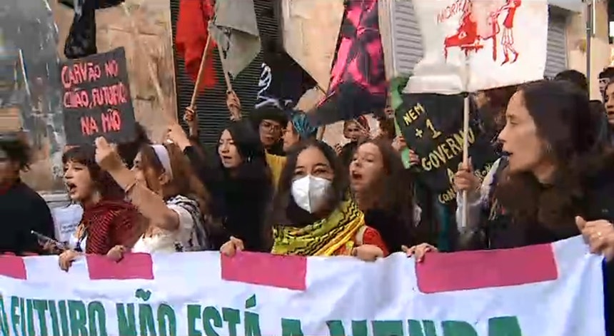 Imagem de Climáximo e Greve Climática Estudantil à frente de manifestação contra os combustíveis fósseis