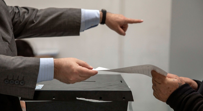 O debate é emitido a partir das 10h00, em simultâneo, por Antena 1, TSF, Rádio Renascença e Rádio Observador
