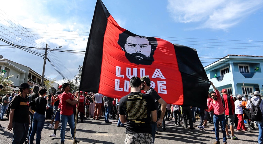 Apoiantes de Lula da Silva concentraram-se este domingo em protesto junto à sede da Polícia Federal de Curitiba
