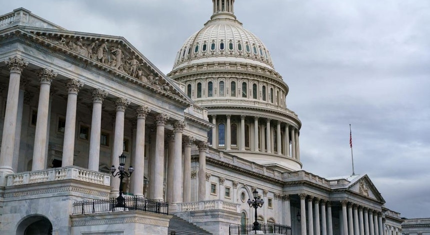 Congresso dos EUA vota planos separados de ajuda à Ucrânia e a Israel