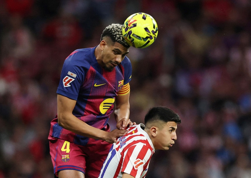 FC Barcelona empresta defesa uruguaio Ronald Araújo ao Liverpool