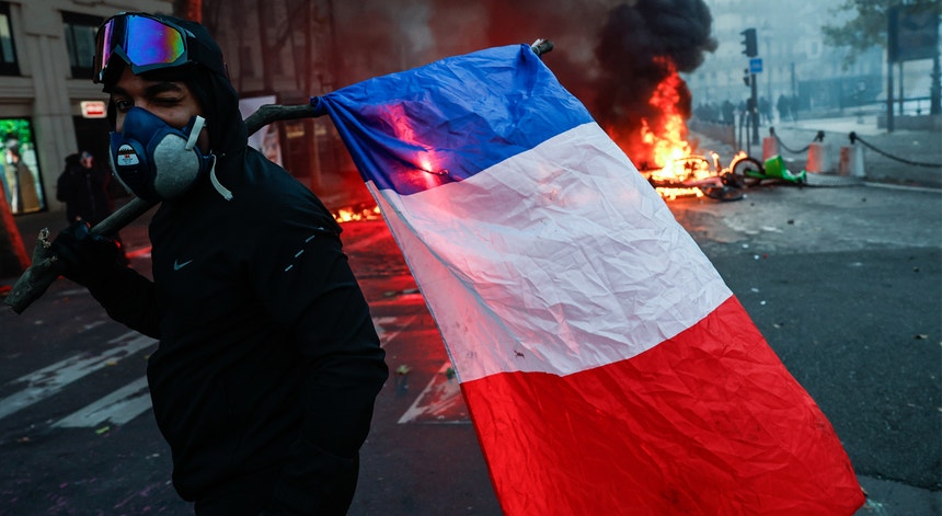 Imagem de Cinco pessoas em estado crítico em Paris na sequência de protestos em França