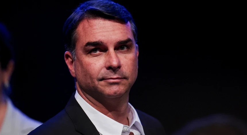 Imagem de Filiação fraudulenta trava registo de Flávio Bolsonaro como candidato a presidente