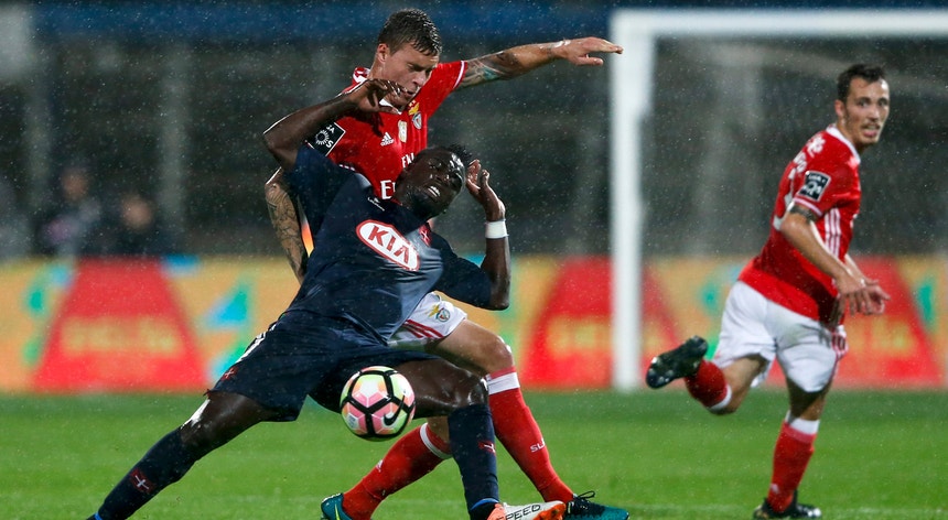 Benfica e FC Porto têm de pagar multas avultadas
