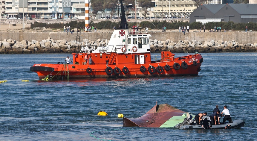 No dia 6, um naufrágio à entrada da barra do Porto da Figueira da Foz provocou cinco mortos
