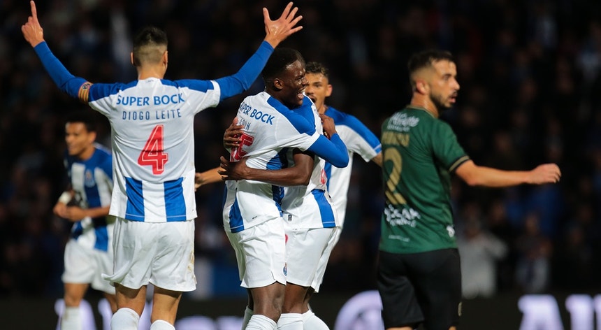 Jogadores do FC Porto celebram mais um golo

