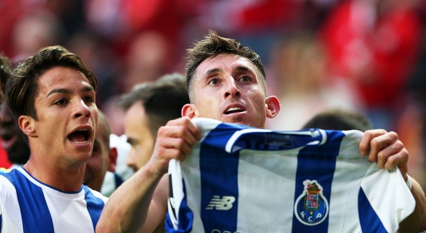 Herrera marcou na Luz e expôs o símbolo do FC Porto da sua camisola
