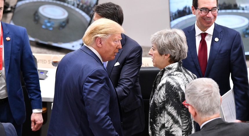 Donald Trump e Theresa May a conversar durante a sessão de encerramento da última cimeira do G20, a 29 de junho, em Osaka, no Japão
