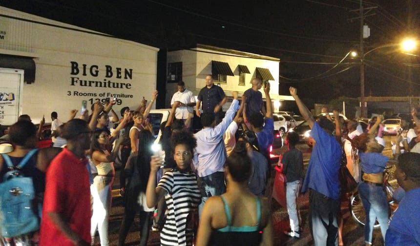 Um aspecto da manifestaçao-vigília em Baton Rouge, Louisiana, dia 6 de julho de 2016, em protesto pela morte de Alton Sterling Foto: Reuters Um aspecto da manifestaçao-vigília em Baton Rouge, Louisiana, dia 6 de julho de 2016, em protesto pela morte de Alton Sterling Foto: Reuters