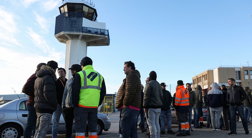 Piquete de greve junto ao aeroporto de Lisboa no início da greve de três dias.
