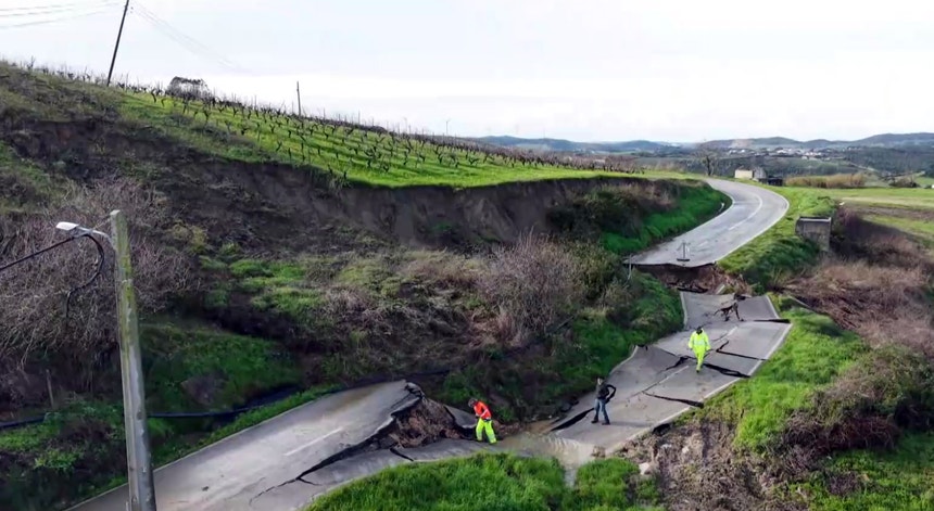 Imagem de Torres Vedras debate-se com destruição de infraestruturas públicas