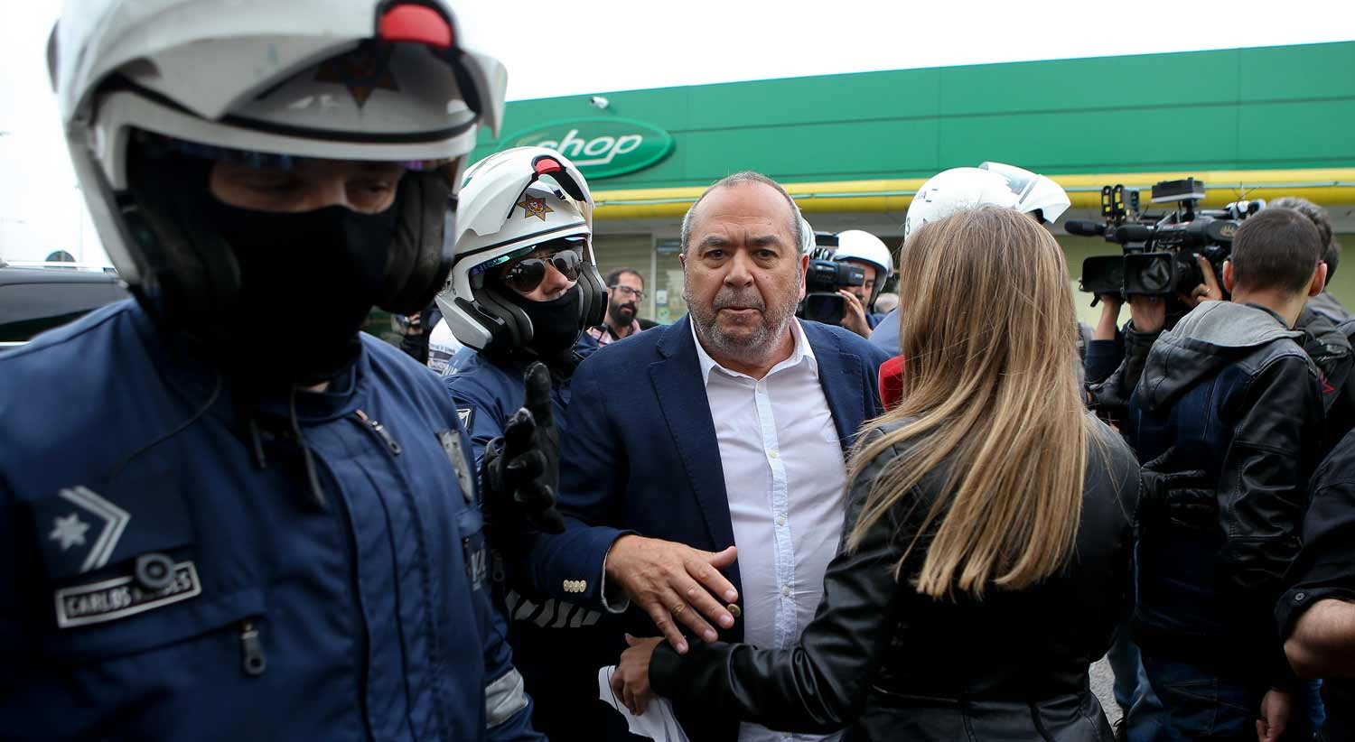  O presidente da Federa&ccedil;&atilde;o Portuguesa do T&aacute;xi (FPT), Carlos Ramos, acompanhado por elementos da pol&iacute;cia  /  Miguel A. Lopes - Lusa 