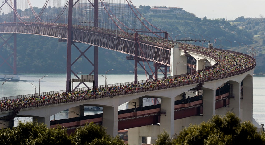 A Meia Maratona de Lisboa não atravessará este ano a Ponte 25 de Abril, devido às condições atmosféricas adversas que estão previstas
