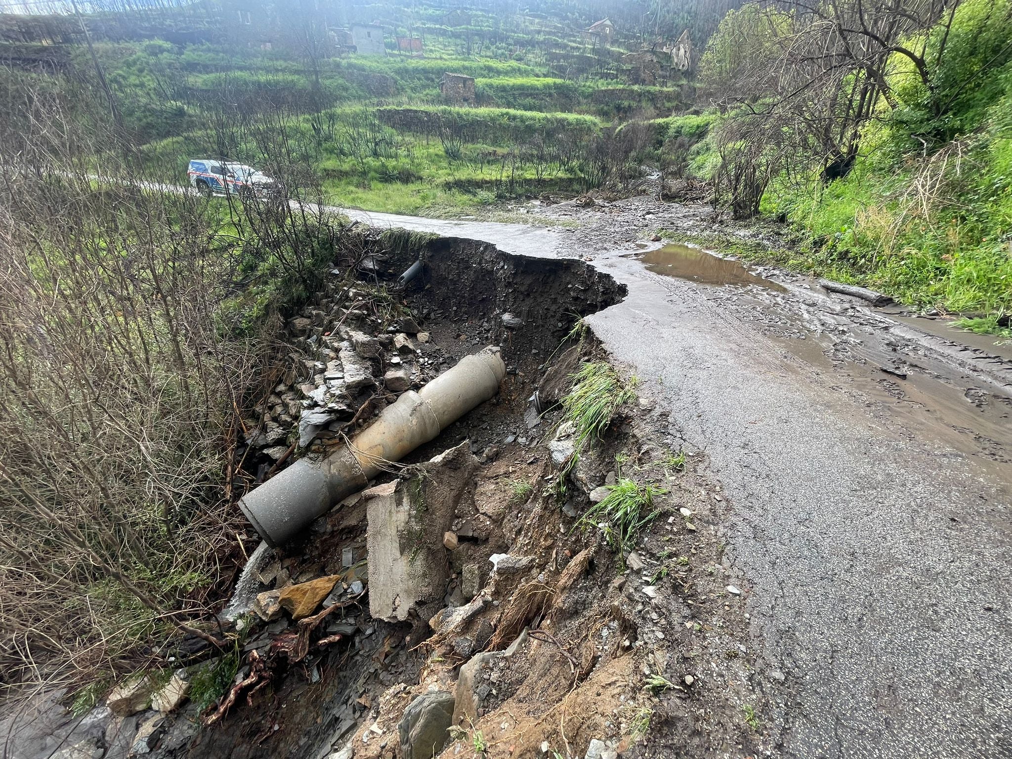 Road in Oliveira do Hospital collapses due to bad weather