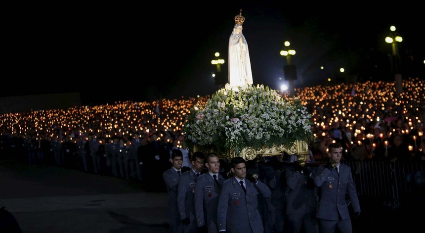 O andor de Nossa Senhora durante a procissão das velas em Fátima
