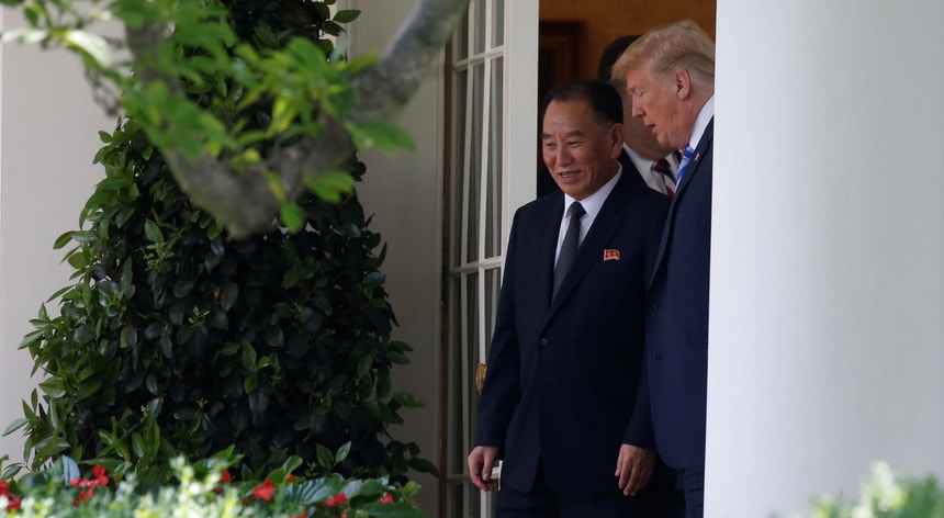 Donald Trump e o general norte-coreano Kim Yong Chol à saída da Casa Branca 
