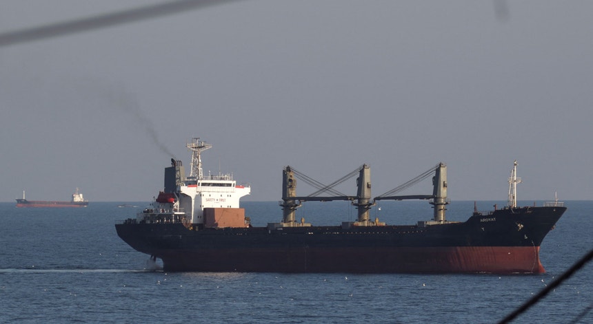 O navio Resilient Africa ao largo do porto de Chornomorsk.
