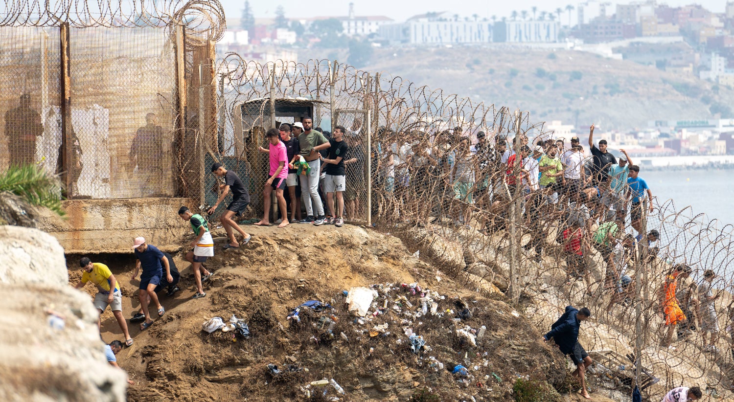 "Sobrelotação de quase 3.000%". Mais de 860 migrantes menores continuam em Ceuta