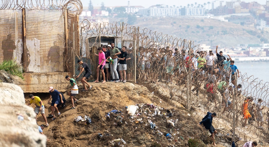 "Sobrelotação de quase 3.000%". Mais de 860 migrantes menores continuam em Ceuta