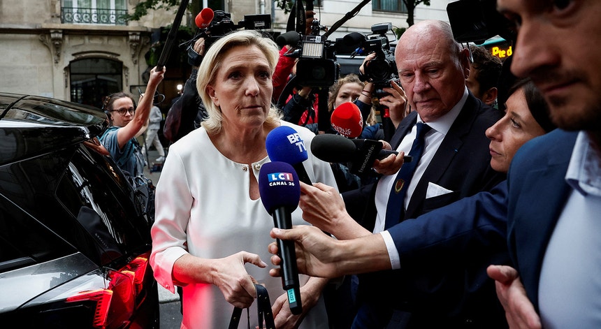Le Pen acena com "governo pronto" para os franceses mas insiste na maioria absoluta