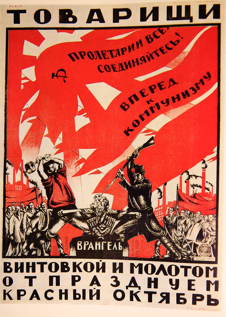  &quot;Camaradas! Com a espingarda e o martelo comemoramos o Outubro vermelho&quot;. Dmitri Moor, 1920 
