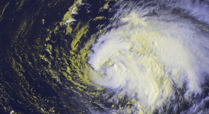 Veja a passagem da tempestade Leslie ao largo da Madeira e em