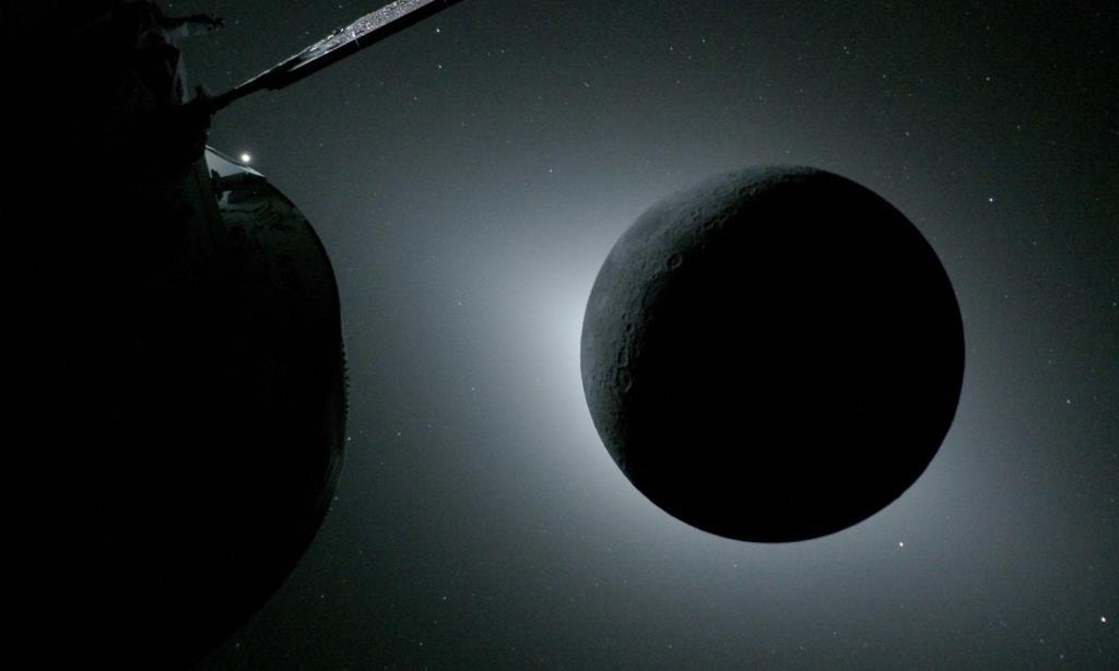  A Lua, vista aqui iluminada pelo Sol durante um eclipse solar &eacute; fotografada por uma das c&acirc;maras instaladas num dos paineis solares da c&aacute;psula Orion. A constela&ccedil;&atilde;o de Orion &eacute; vis&iacute;vel em primeiro plano, &agrave; esquerda. A Terra reflete a luz solar na borda esquerda da Lua, que &eacute; ligeiramente mais brilhante que o restante do disco. O ponto brilhante vis&iacute;vel logo abaixo da borda inferior direita da Lua &eacute; Saturno. Mais adiante, o ponto brilhante na borda direita da imagem &eacute; Marte. Cr&eacute;dito: NASA 