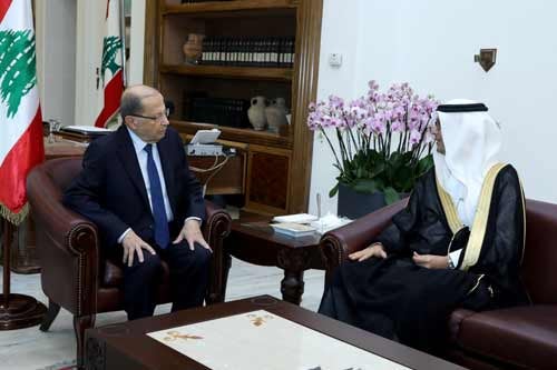 Presidente do L&iacute;bano, Michel Aoun, reunido com o encarregado de neg&oacute;cios da Ar&aacute;bia Saudita, Walid al-Bukhar, em Beirure Foto: Reuters