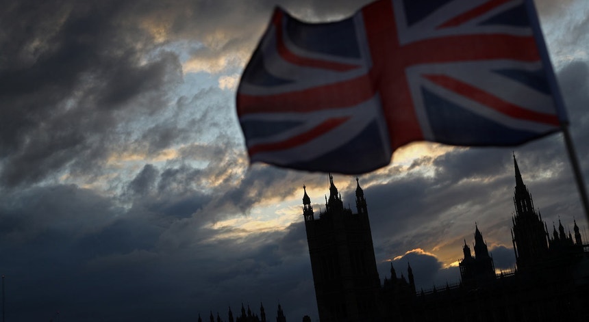 A bandeira do Reino Unido flutua junto às Casas do Parlamento em Westminster, Londres
