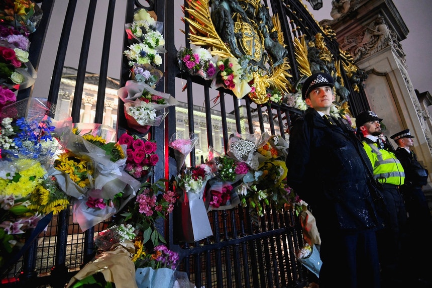 Várias pessoas estão a ir para o Palácio de Buckingham para prestar uma última homenagem à Rainha Isabel II
