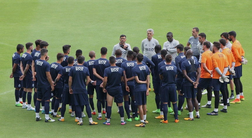 A equipa do FC Porto procura unir-se para surpreender o Mónaco
