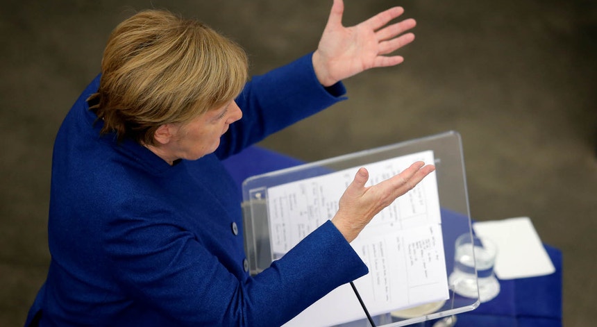 “Seria muito mais fácil cooperar connosco”, declarou Angela Merkel aos eurodeputados.
