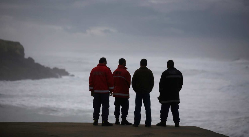 O Instituto Português do Mar e da Atmosfera tem hoje em aviso laranja, o segundo mais grave, toda a costa de Portugal continental
