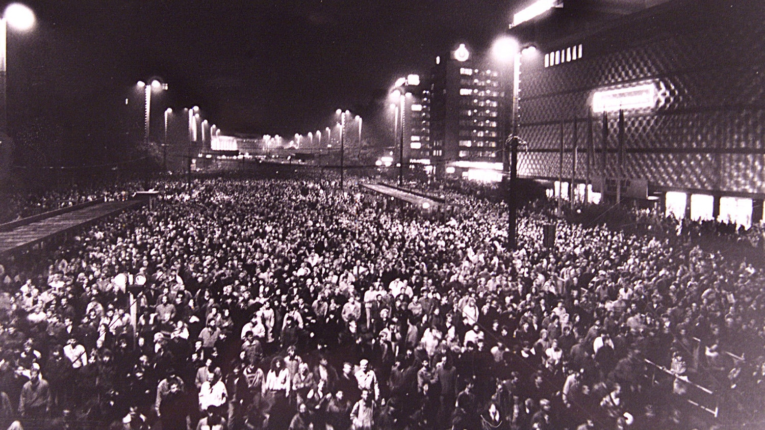  Cerca de 70.000 pessoas caminharam pelo centro da cidade de Leipzig durante um protesto p&uacute;blico, as chamadas marchas de Segunda-feira contra o regime comunista da Alemanha Oriental. As marchas de Segunda-feira for&ccedil;aram o chefe da ditadura, Erich Honecker, a abandonar o poder. Tr&ecirc;s semanas depois deu-se a abertura do Muro de Berlim. 9 de outubro de 1989 |  Reuters 